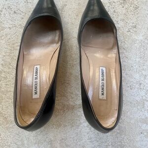 Manolo Blahnik Classic Low-Heeled Black Leather Pumps